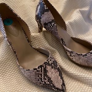 Bandolino pumps size 8 snake skin